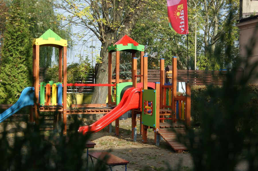 Kolorowa zjeżdżalnia dla dzieci w ogródku przedszkolnym.